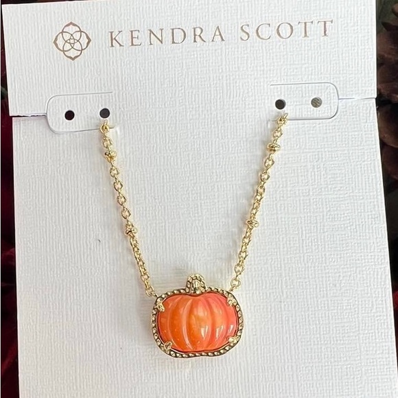NWT Kendra Scott Pumpkin 🎃Gold Short Pendant Necklace in Orange Mother-of-Pearl - Picture 1 of 2